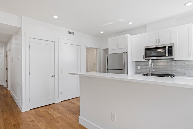 Building Photo - 384 Columbia St