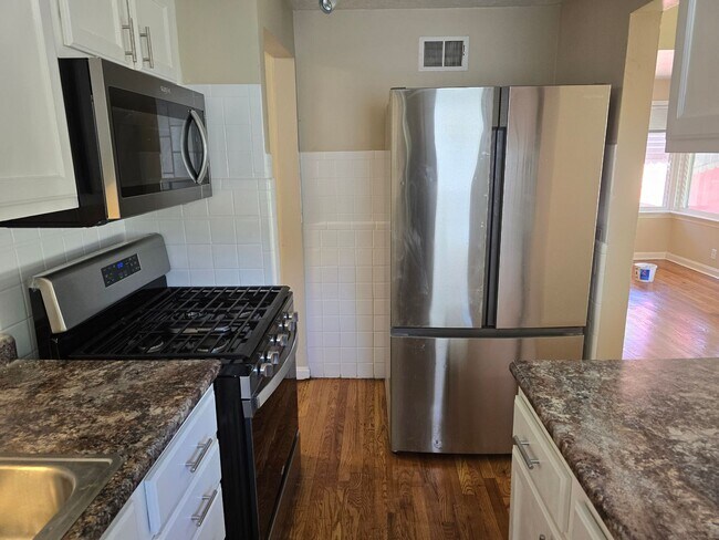 Foto del edificio - UPDATED 2 Bed 1 Bath  Home with Finished Lower Level & Spacious Backyard in Normandy School District