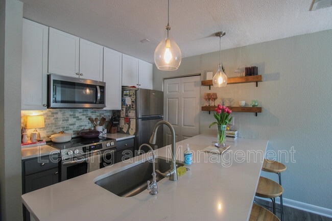 Building Photo - 271 Alexandra Dr