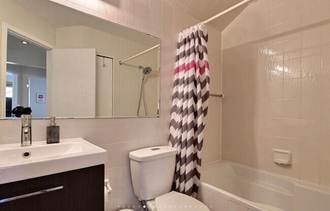 Building Photo - 4550 Rue Berri