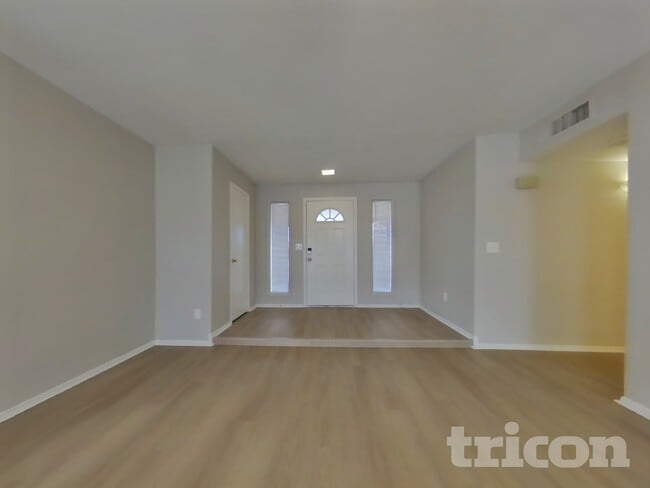 Building Photo - 955 W Santa Cruz Dr