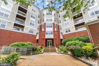 Building Photo - 1645 International Dr