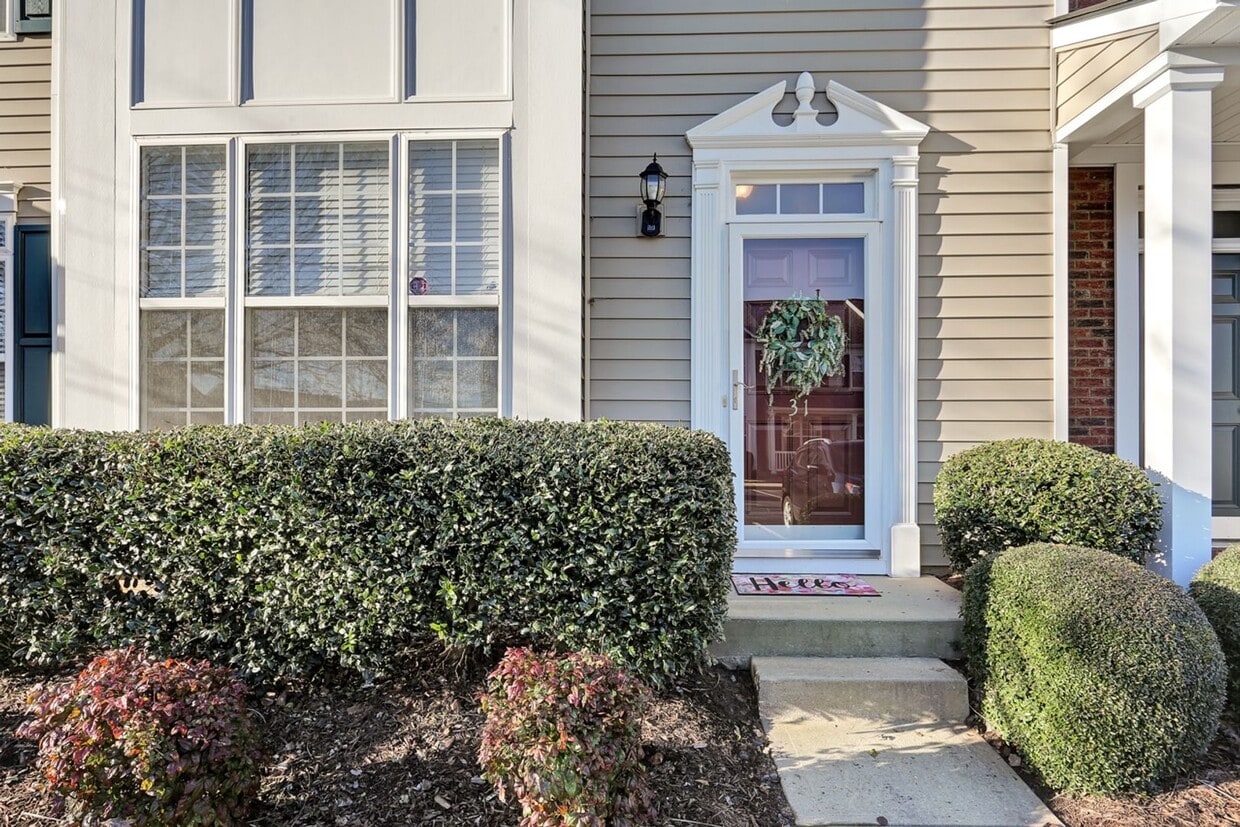 Foto principal - Charming 3 BD - 2.5 BA townhome located so...