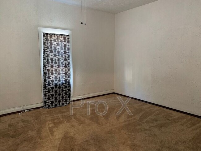 Foto del edificio - 405 W 2nd St