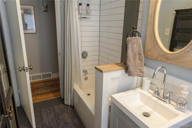 Photo - 932 S Holly St House