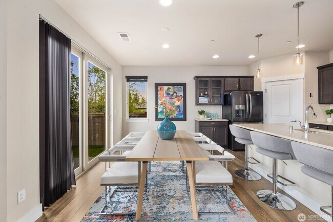Building Photo - Modern Lynnwood Home with Flexible Bonus Space and Fenced Backyard