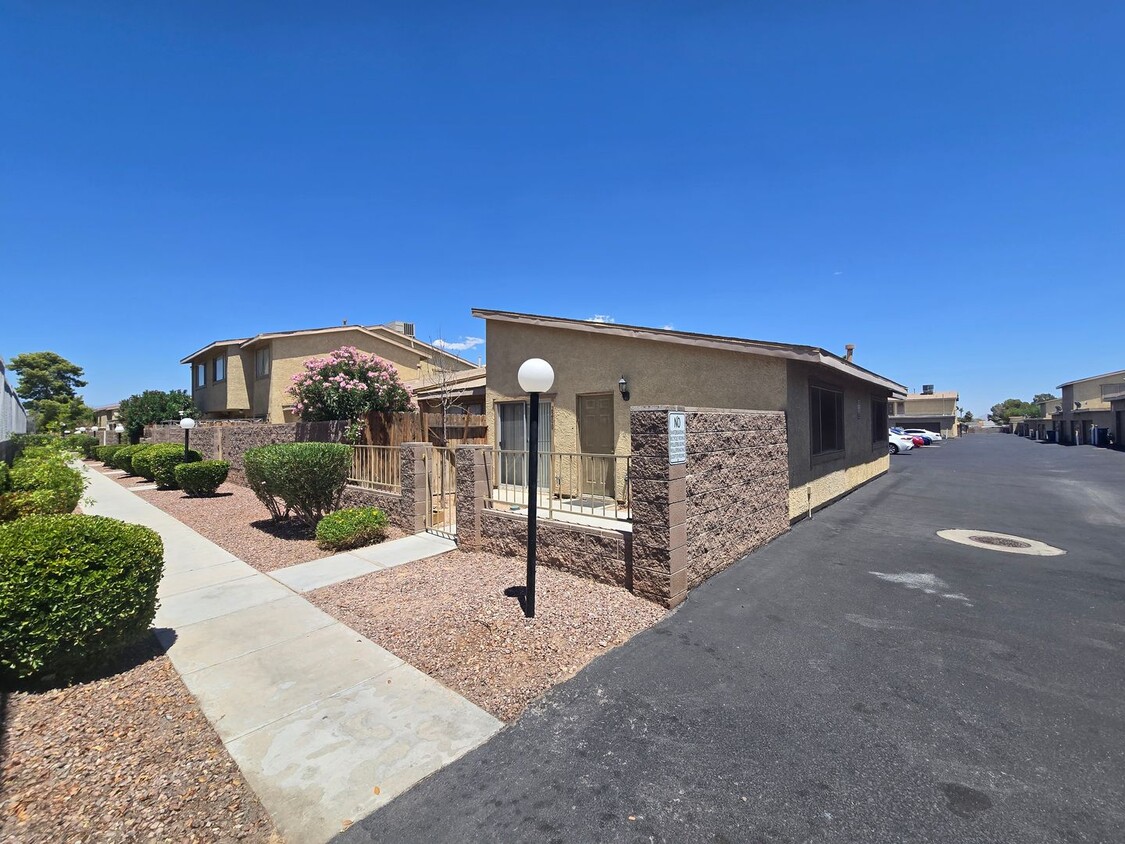 Building Photo - 2200 Short Pine Dr