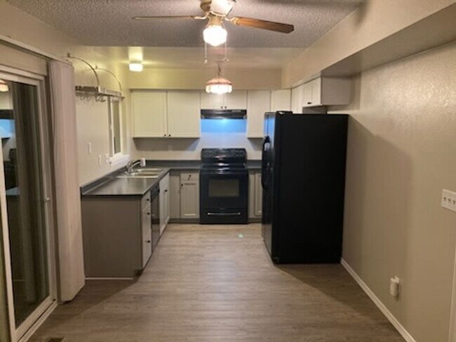 Foto del edificio - Nice 3 Bedroom 2 Story Home Close to Ft Ca...