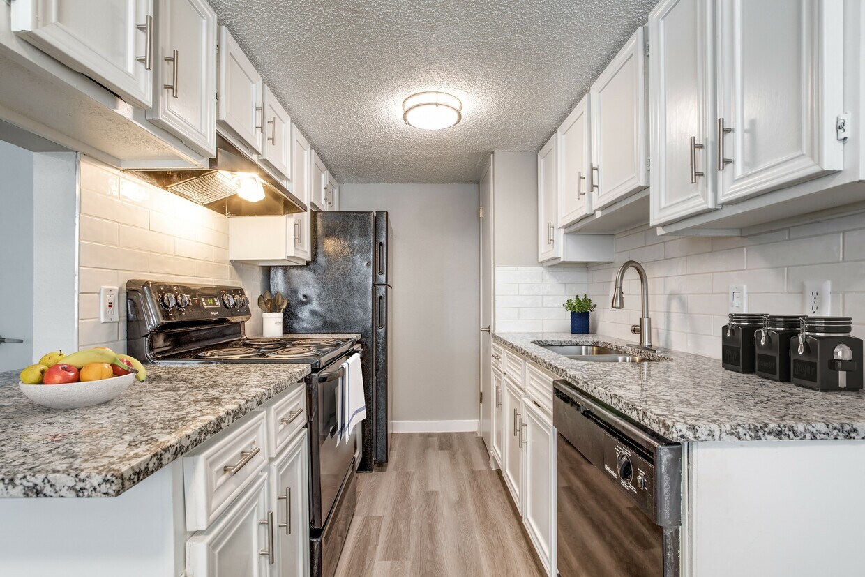 Esta hermosa cocina renovada cuenta con electrodomésticos modernos, encimeras renovadas y acabados elegantes, creando el espacio perfecto para cocinar y entretener. - Villa De Oro