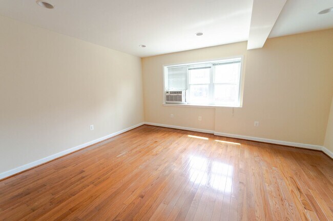 Foto del edificio - Spacious 1 BD 2 BA Apartment in the Histor...