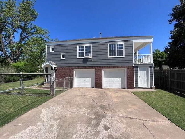 Foto del edificio - Eccentric Garage Apartment in OKC!