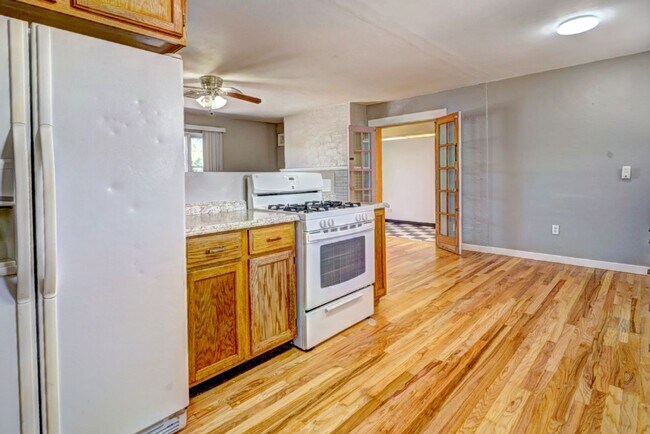 Building Photo - INCREDIBLE 5 BEDROOM 3 BATH HOME WITH BONU...