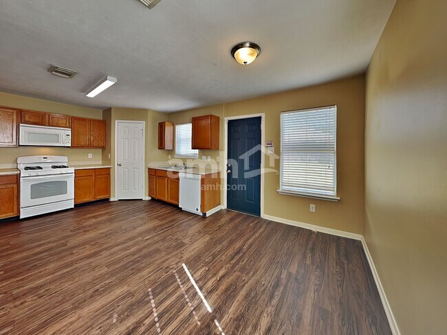 Foto del edificio - 8002 Ginger Park Dr