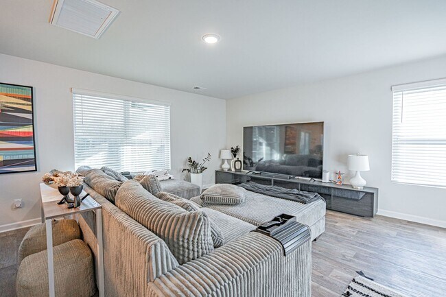 Foto del edificio - Spacious 4 bed, 2.5 bath Home with Neighbo...