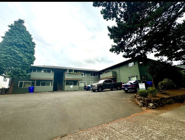 Building Photo - Vintage Irvington Top Floor 2 Bed~ Off Str...