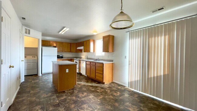 Foto del edificio - Upper 2 bed, 2 bath Condo on Leland for rent!