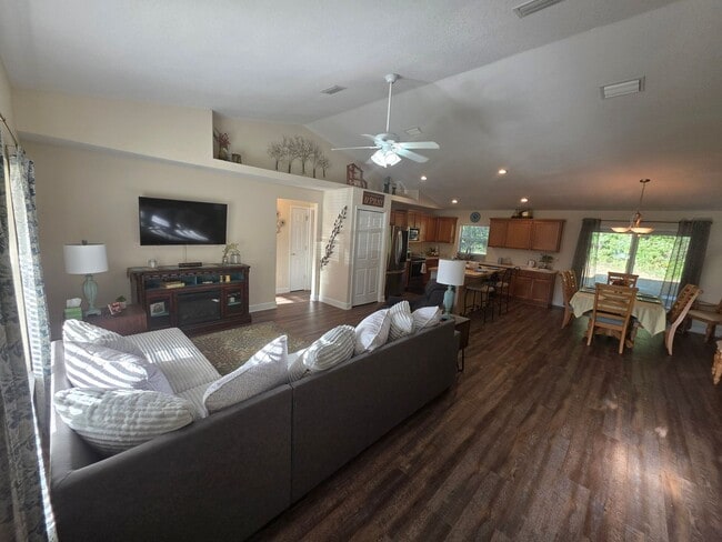 Foto del edificio - Beautiful corner lot home