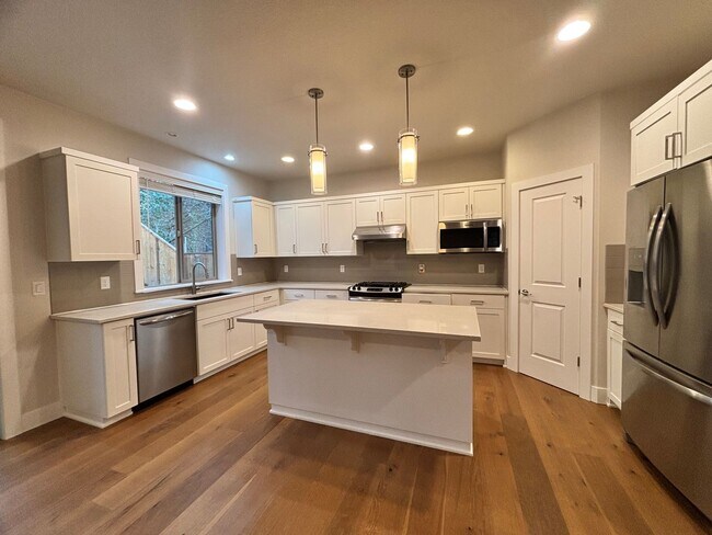 Building Photo - Beautiful 4 Bedroom Home w/ Large Media Ro...