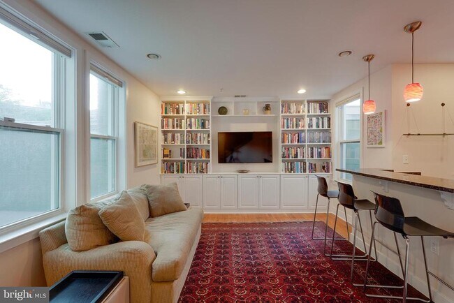 Building Photo - 1352 Longfellow St NW
