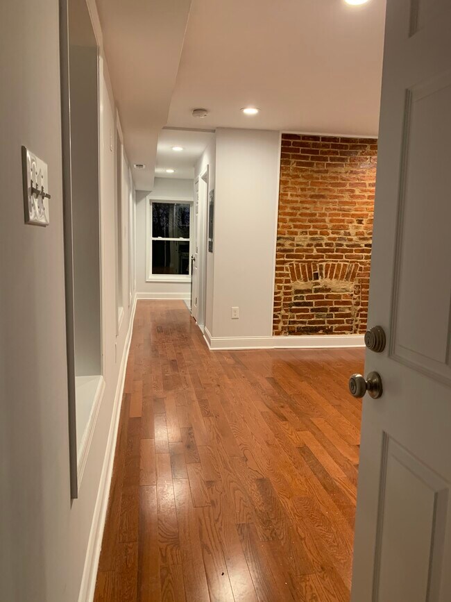 Acogedor apartamento tipo estudio con pisos de madera y ladrillos a la vista - 1427 W Lombard St
