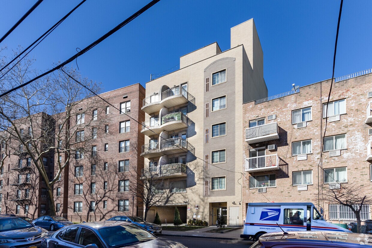 Primary Photo - 141-29 Pershing Cres