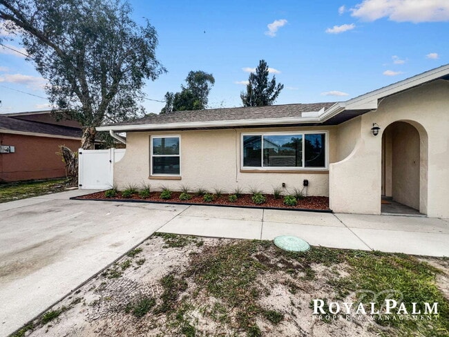 Building Photo - 2 Bed / 1 Bath | Fort Myers | Spring Into This One and Save $500