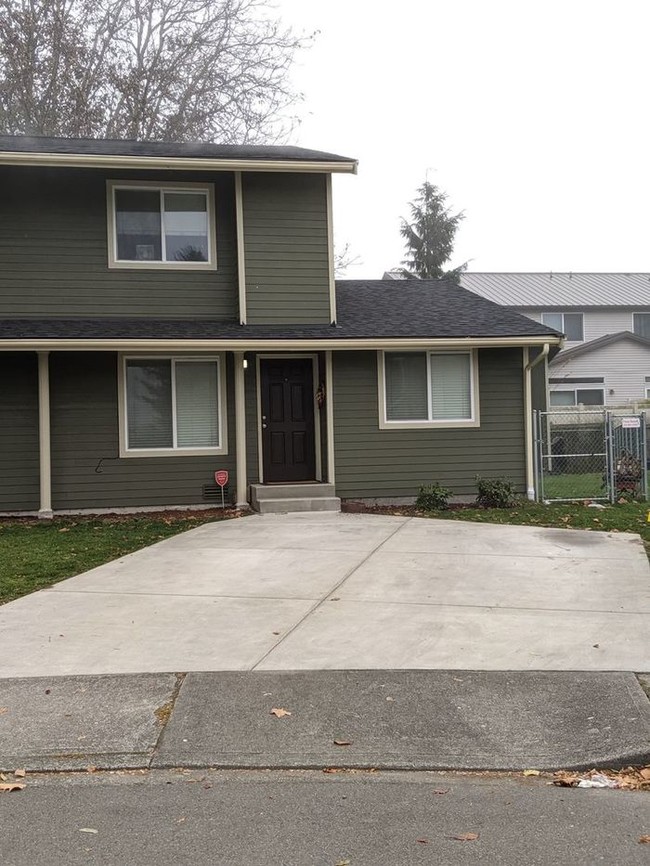 Building Photo - 3 Bedroom Duplex Available in Auburn