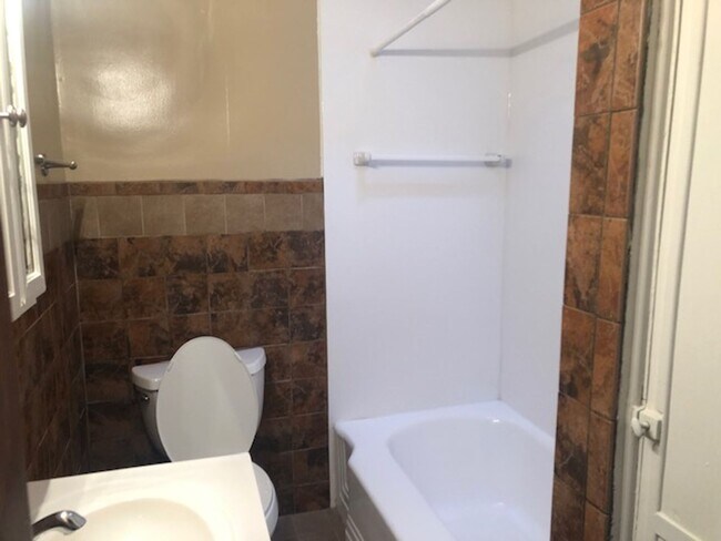 Foto del edificio - The Perfect 2 Bed / 1 Bath Townhouse 5 min...