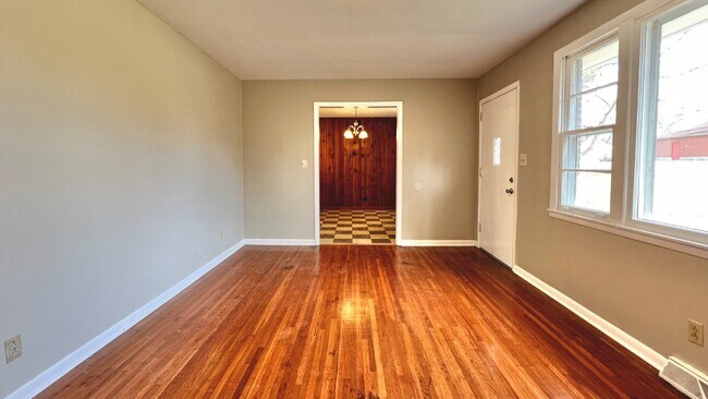 Foto del edificio - Coming Soon : 3BR+, 1 1/2BA house in Greenbrier