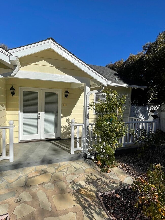 Building Photo - Charming Cottage