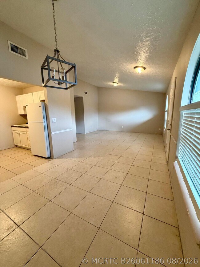 Building Photo - 5205 SE Primrose Way