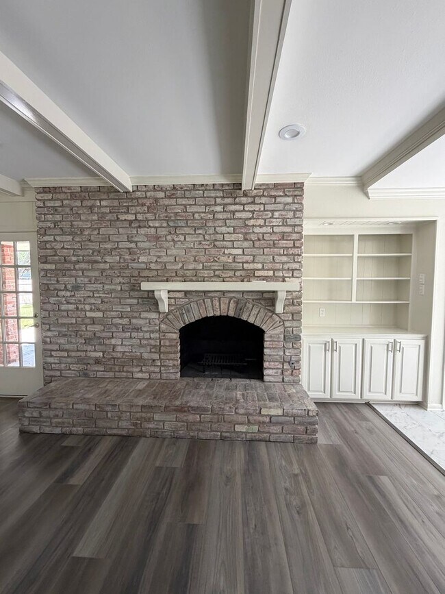 Building Photo - Oak Hills area 3br/2.5 ba house