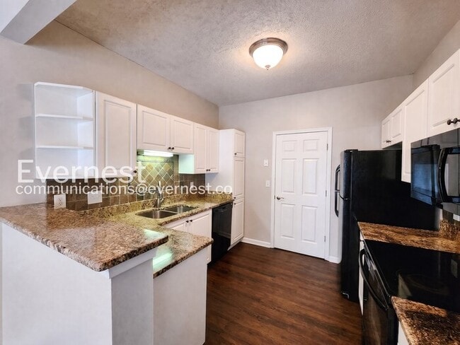 Building Photo - 3 Bed, 2.5 Bath Townhome with Garage / Pet-Friendly / Coming Soon!
