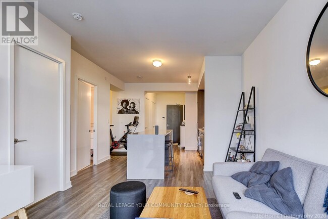 Building Photo - 106-106 Dovercourt Rd