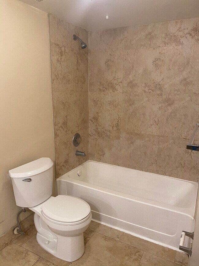 Foto del edificio - 2850 N Oakland Forest Dr