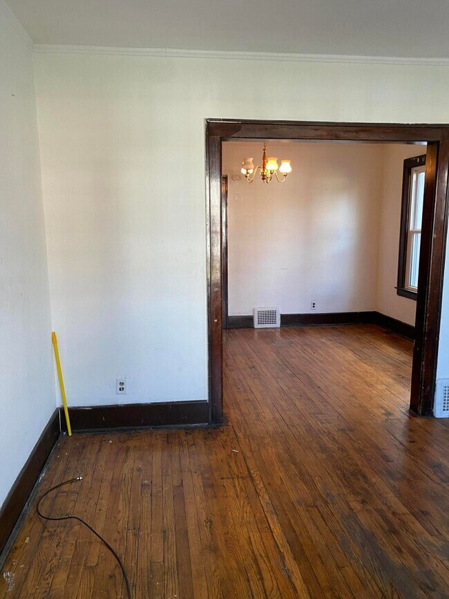 Building Photo - 6718 Regular St