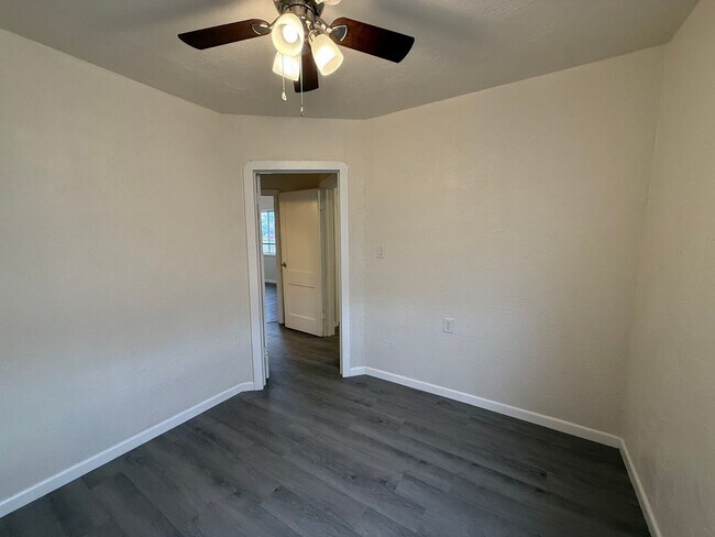 Foto del edificio - Remodeled Two Bedroom Home Fenced Yard