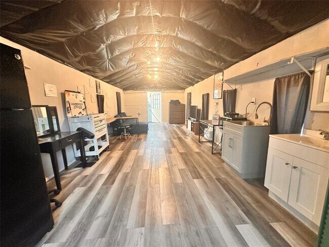 Foto del edificio - 16210 New Ann St