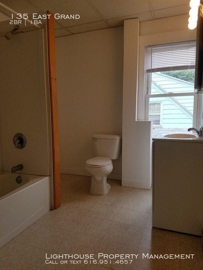 Building Photo - Two Bedroom Duplex in Muskegon