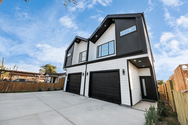 Building Photo - 8533 Amadwe St