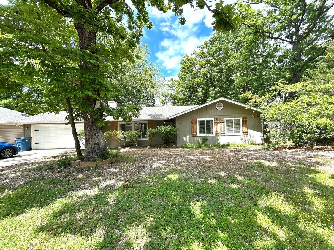 Primary Photo - One level 3 bed/2 bath spacious home with ...