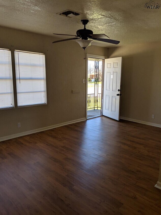 Primary Photo - 1107 Fuller Cir