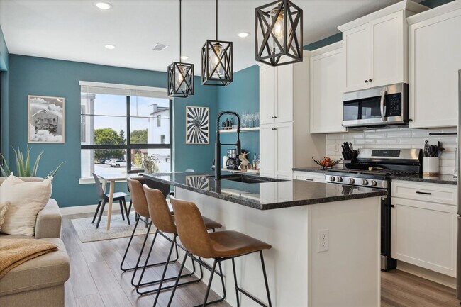 Foto del edificio - Modern 3BD, 2.5BA Virginia Village Townhome with 2-Car Garage