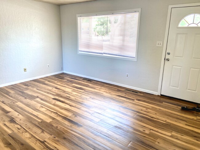 Building Photo - 4777 Sleepy Hollow Cir N
