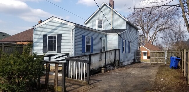 Building Photo - Westpark / Jefferson Area - 3 Bedrooms - 2...