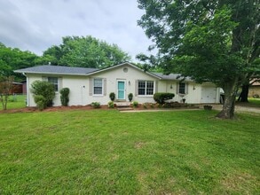 Building Photo - 702 Meade Dr