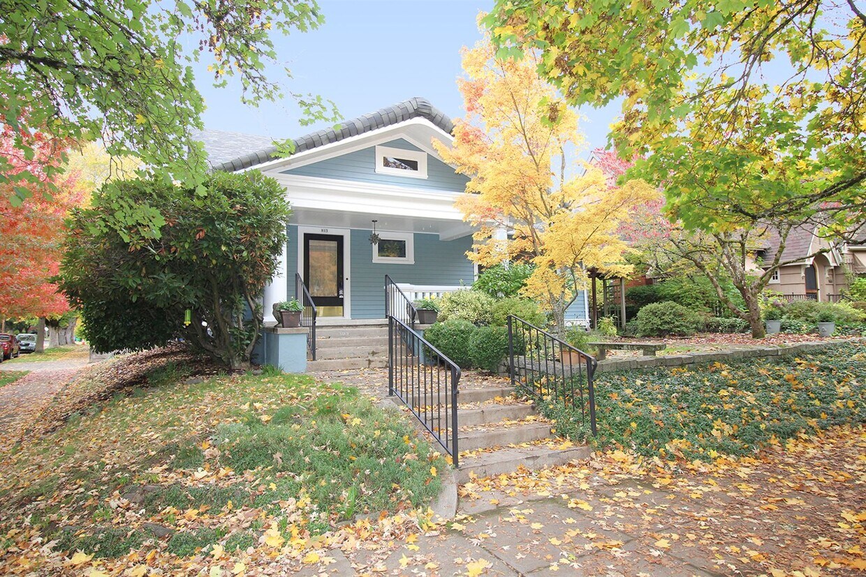 Primary Photo - 803 NE Laurelhurst Pl