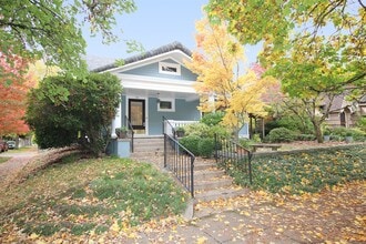 Building Photo - 816 NE Laurelhurst Pl