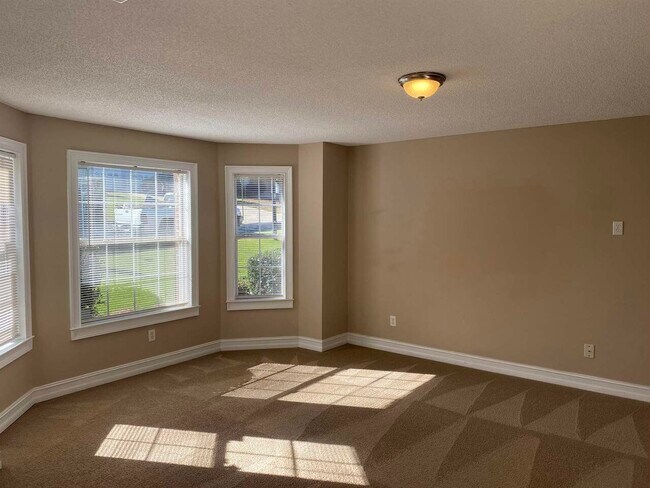 Building Photo - 92 Gleneagles Way