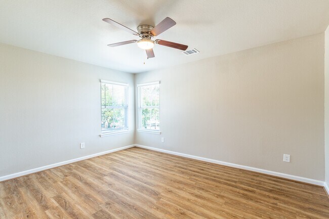 Building Photo - 231 Pk Pl Cir